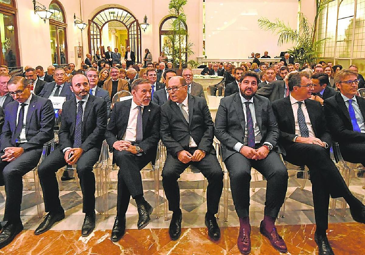 El presidente del Círculo de Economía, Joaquín Hernández, en el centro, entre López Miras y Francisco Jiménez, anoche en el Casino.