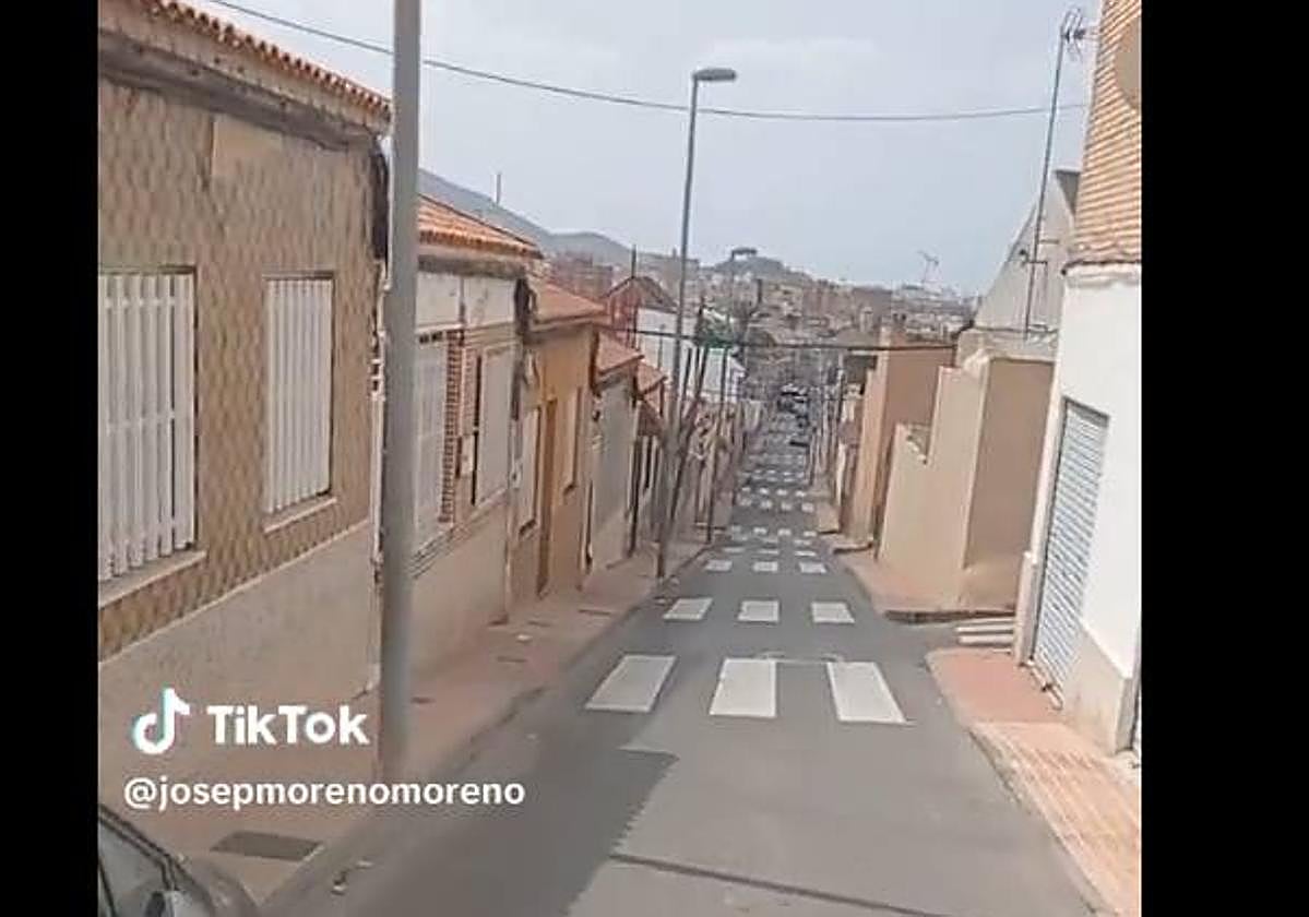 La calle de Cartagena con más pasos de cebra: «Les sobraba pintura »