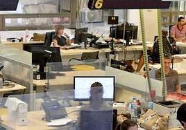 Funcionarios trabajando en Murcia, en una imagen de archivo.