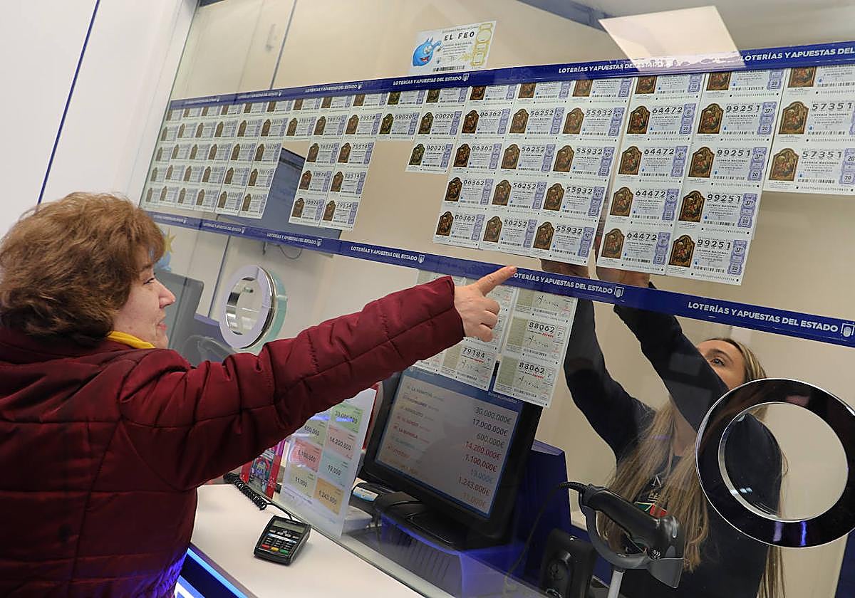 Una administración vende un boleto de la Lotería del Niño