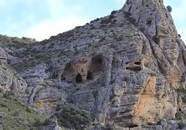 El santuario ibérico se halla en un profundo abrigo compuesto por cuatro cavidades contiguas, las dos intermedias, en la distancia, tienen semejanza con una nariz.