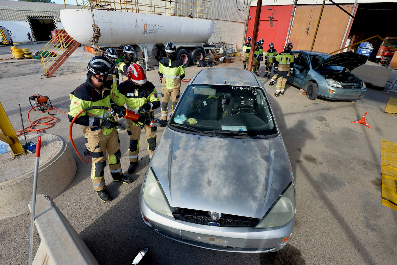 Las prácticas de los alumnos de la academia de formación de bomberos del CEIS, en imágenes