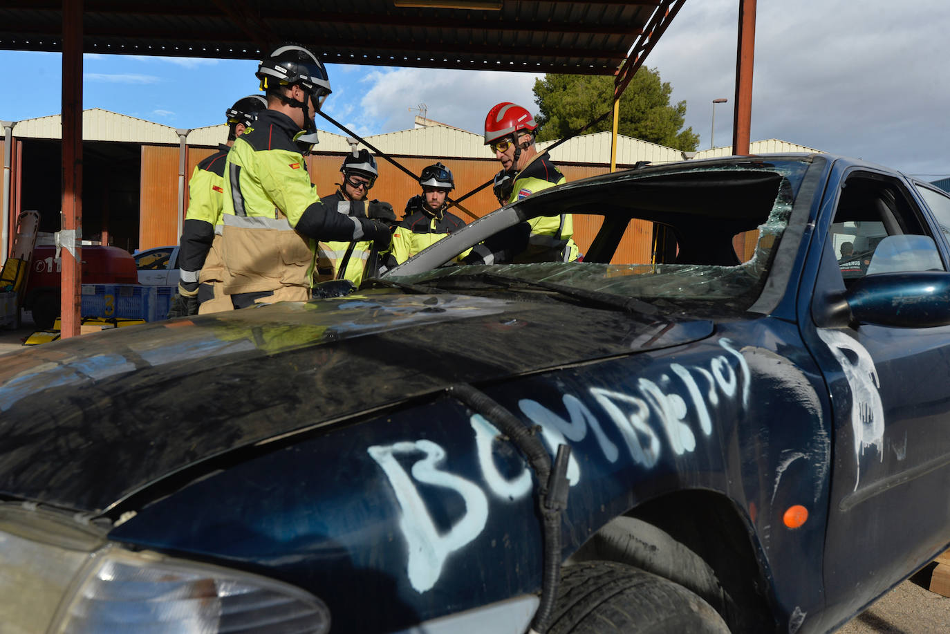 Las prácticas de los alumnos de la academia de formación de bomberos del CEIS, en imágenes