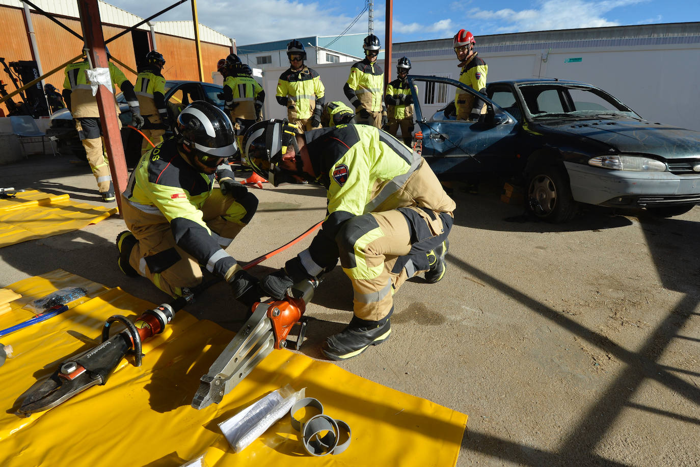 Las prácticas de los alumnos de la academia de formación de bomberos del CEIS, en imágenes