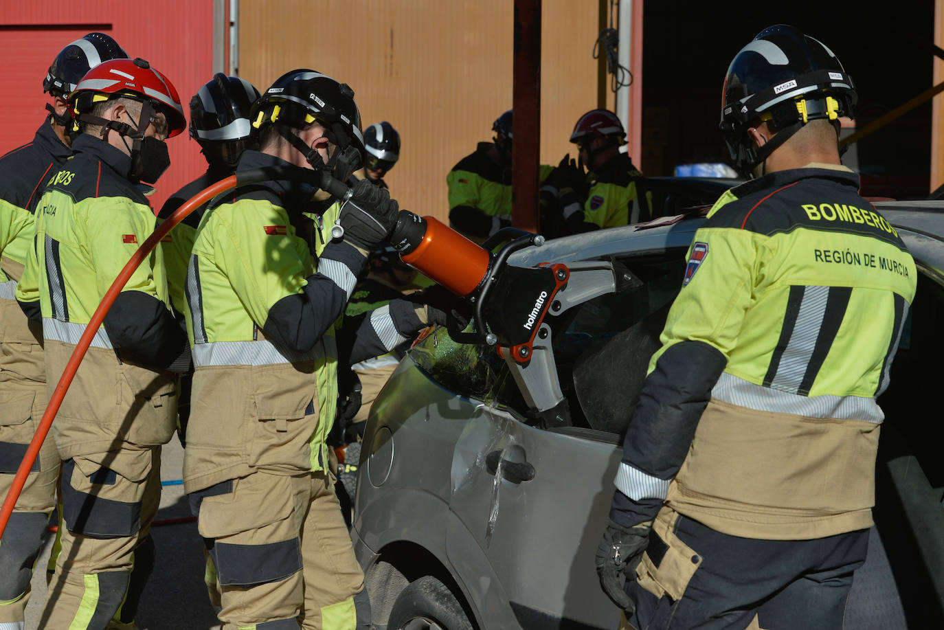 Las prácticas de los alumnos de la academia de formación de bomberos del CEIS, en imágenes