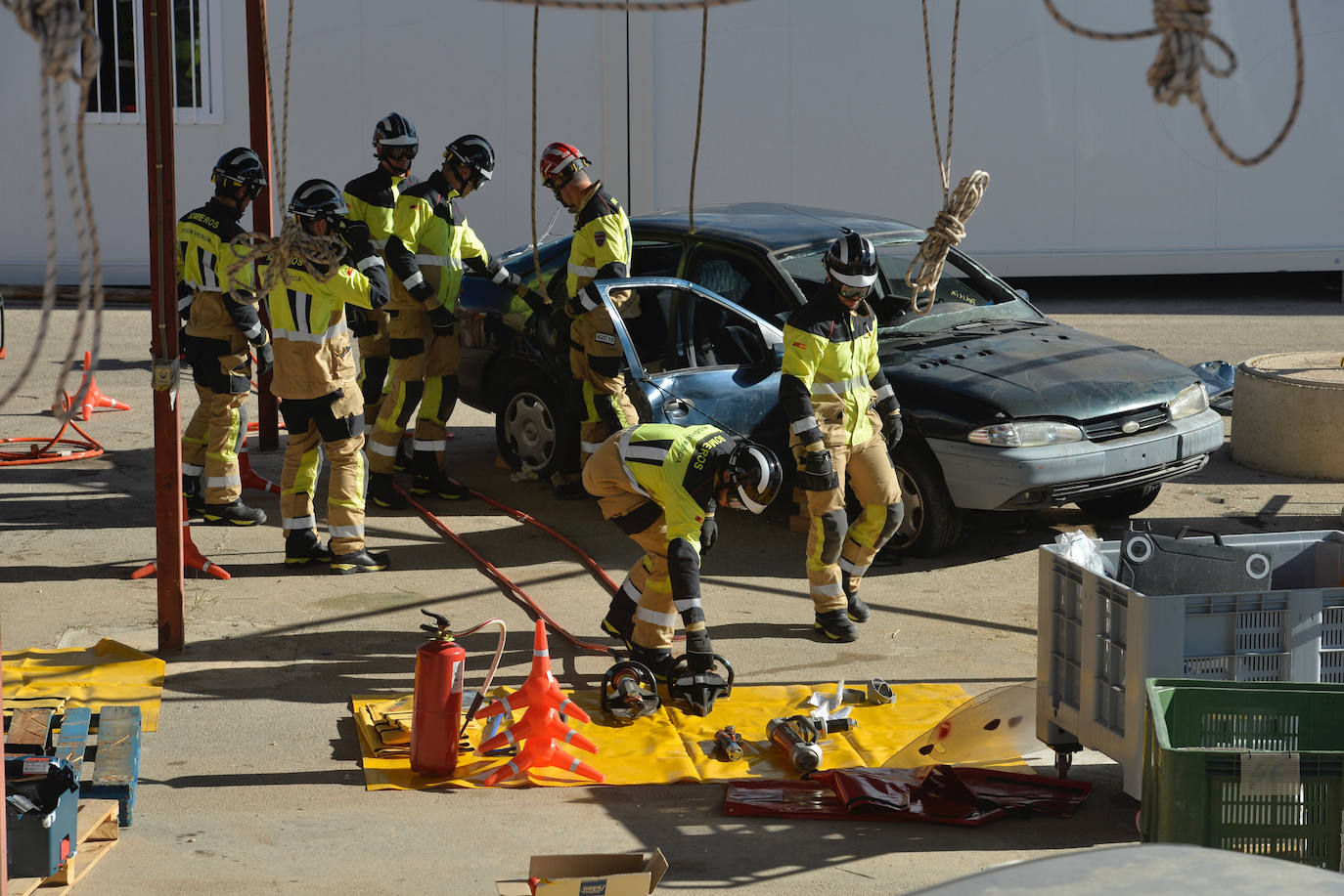 Las prácticas de los alumnos de la academia de formación de bomberos del CEIS, en imágenes