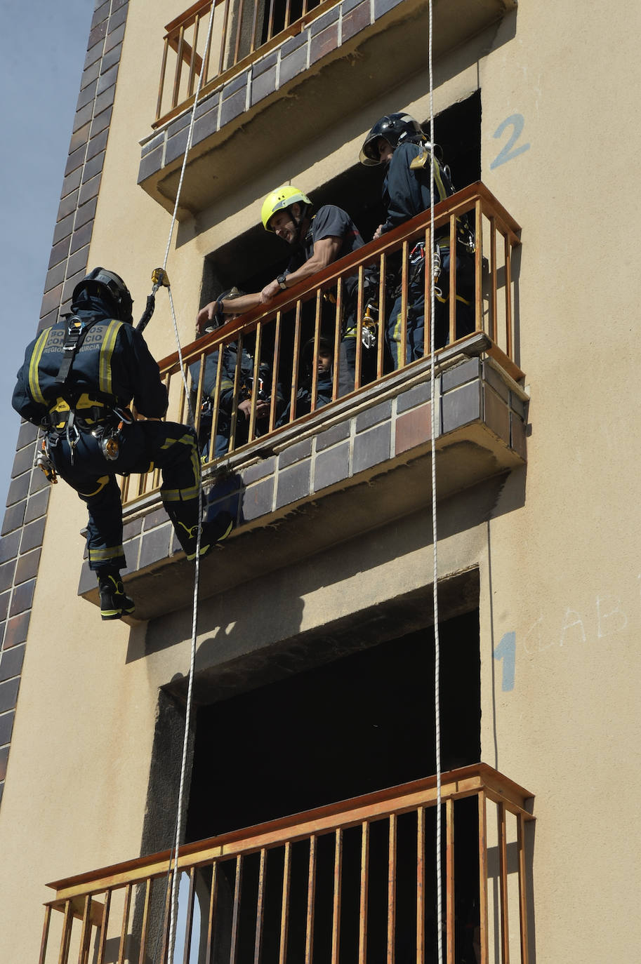 Las prácticas de los alumnos de la academia de formación de bomberos del CEIS, en imágenes