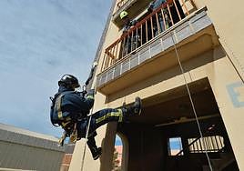 Las prácticas de los alumnos de la academia de formación de bomberos del CEIS, en imágenes