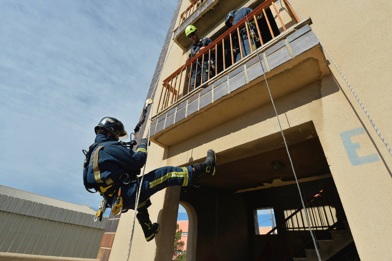 Las prácticas de los alumnos de la academia de formación de bomberos del CEIS, en imágenes