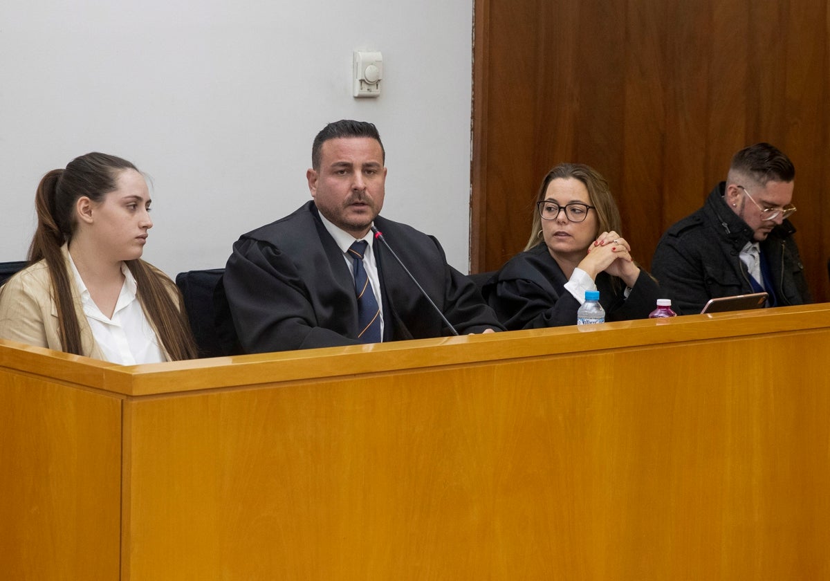 Natalia M., junto a su letrado, Antonio Casado Mena; y Agustín M., junto a su abogada, María Dolores Rodríguez, el pasado lunes en el banquillo de la Audiencia, en Cartagena.