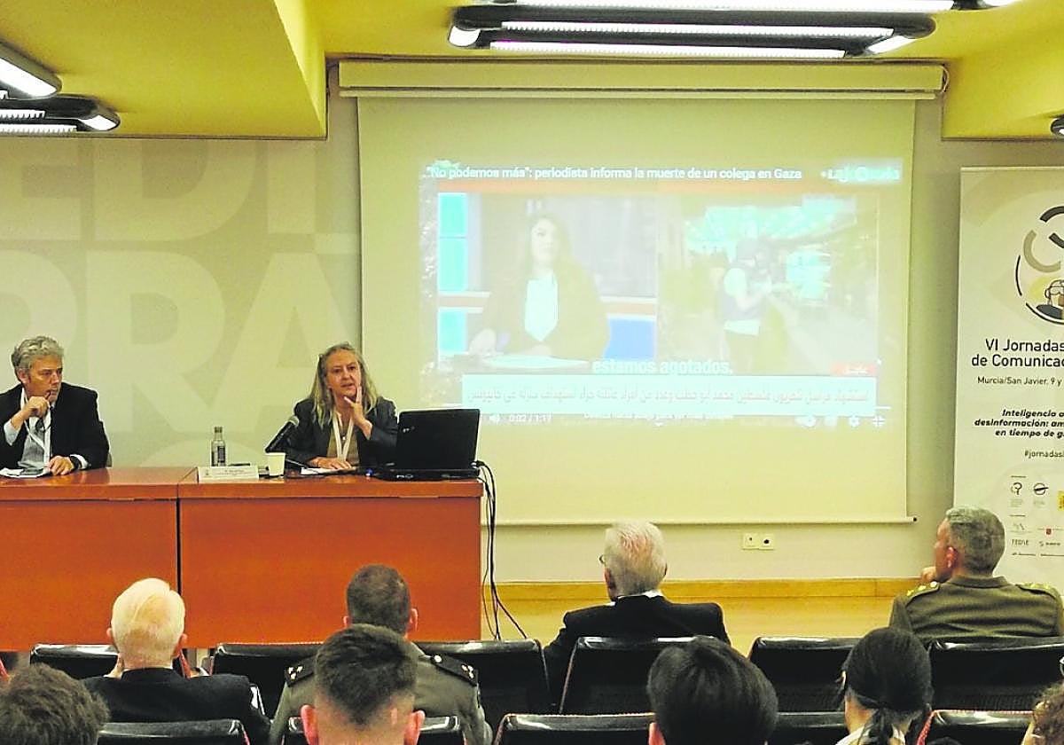Alberto Aguirre de Cárcer, director de LA VERDAD, junto a la periodista Ana del Paso.