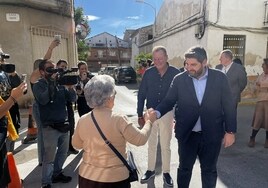 López Miras y Juan Felipe Cano, este viernes, haciendo campaña en Ceutí.
