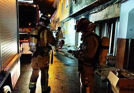 Los bomberos trabajando en la extinción del incendio.