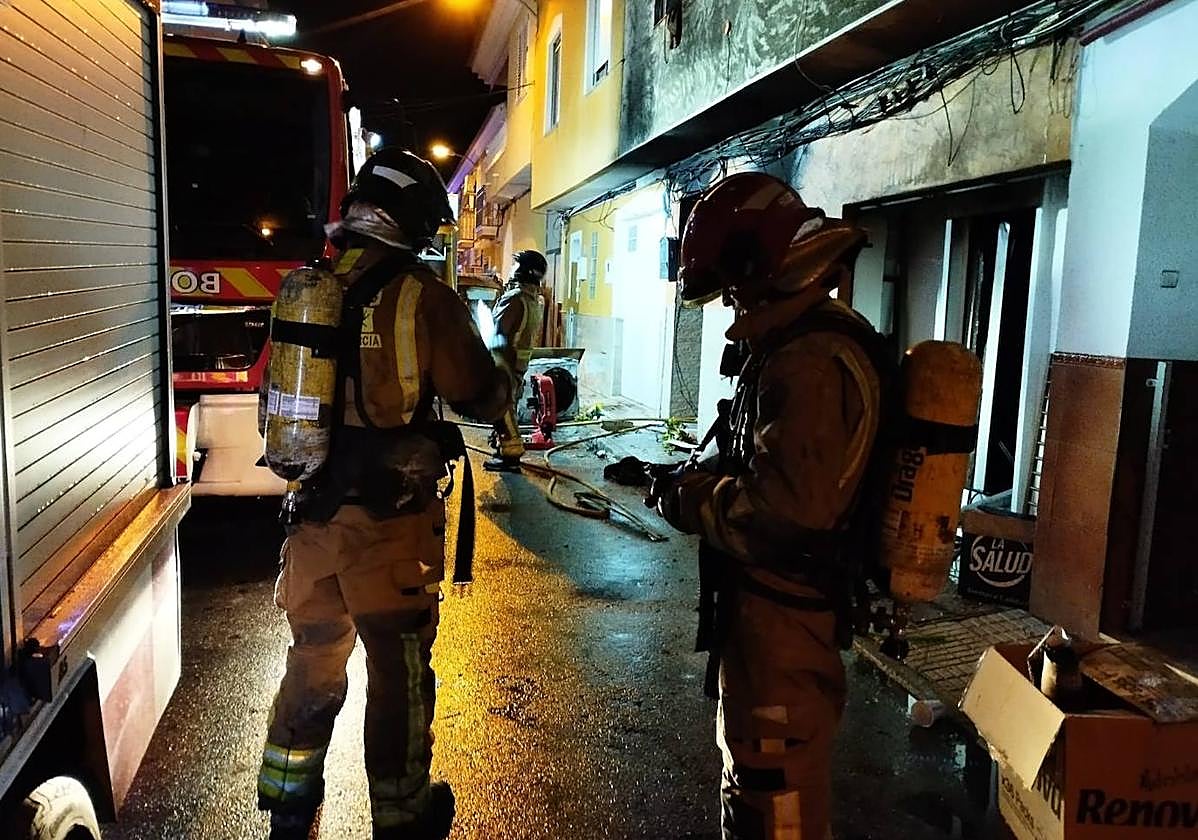 Los bomberos trabajando en la extinción del incendio.