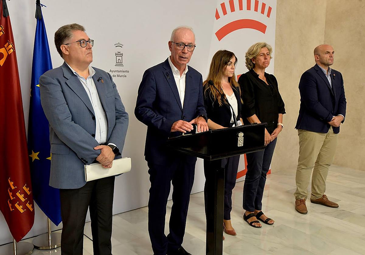 Guerrero y Navarro, acompañados por otros ediles, durante la rueda de prensa en la que se comunicó que las discotecas incendiadas carecían de licencia.