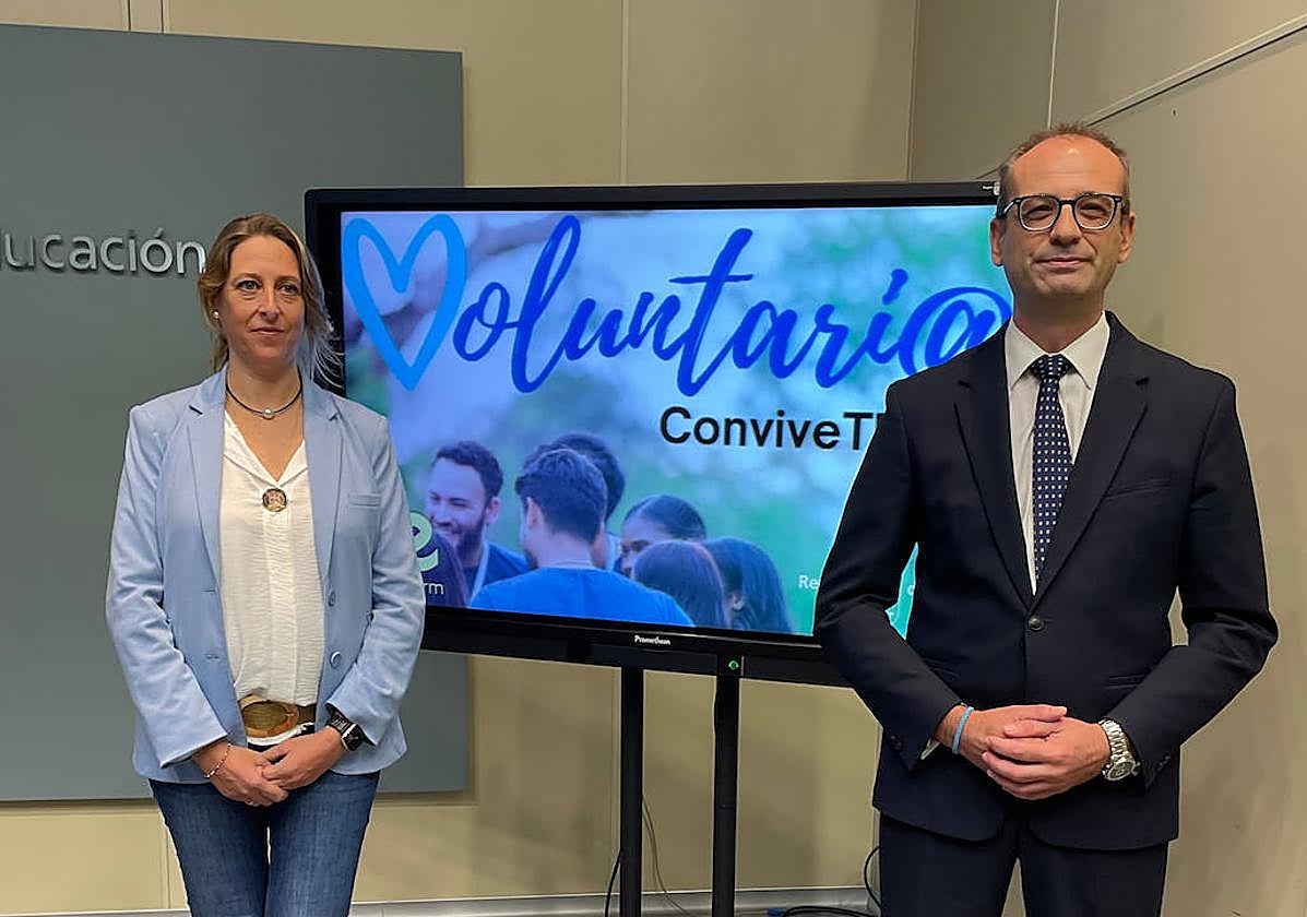 El consejero de Educación, Formación Profesional y Empleo, Víctor Marín, junto a la directora general de Recursos Humanos, Planificación Educativa e Innovación, Carmen Balsas, en presentación de'ConviveTEAM'.