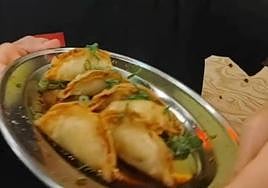 Uno de los platos que degusta el joven.