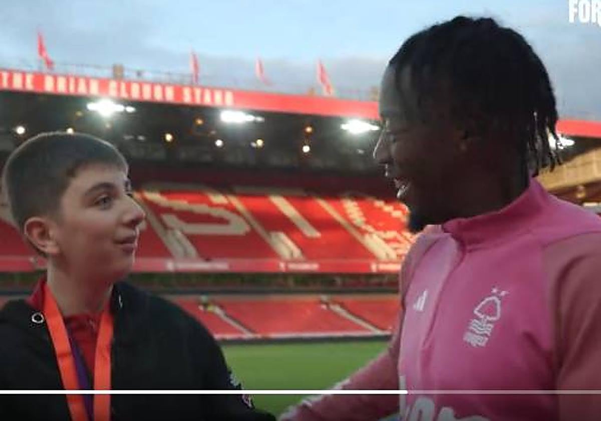 Jesús junto a Elanga, jugador del Notthingam Forest.