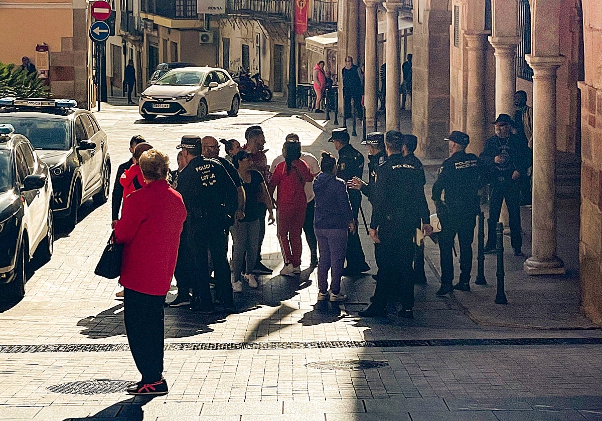 Enfrentamiento entre miembros de uno de los clanes con la policía que les impidió el paso a los juzgados.