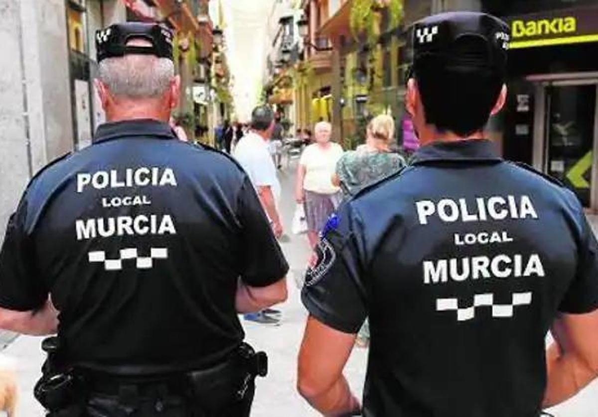 magen de archivo de una pareja de la Policía Local de Murcia.