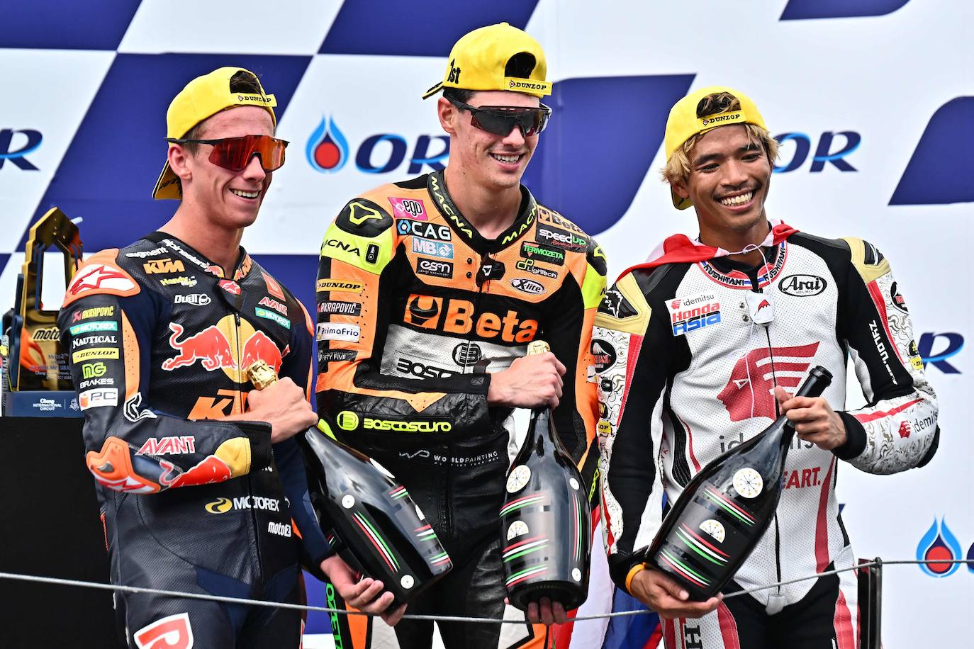 En el primer 'match-ball', hace dos semanas en Tailandia, cumplió con un segundo puesto, pero el resultado de Arbolino le impidió cerrar el título. En la foto, junto a Aldeguer (1º) y Chantra (3º).