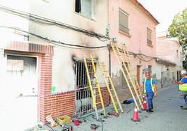 Operarios trabajan en la casa incendiada en la calle Auroros en octubre, en la que residían 19 personas.
