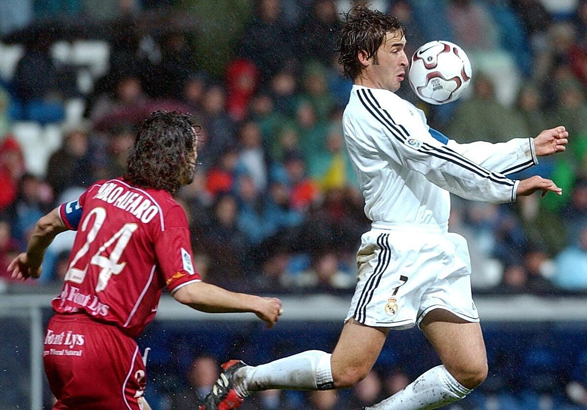 Alfaro y Raúl, en el Real Madrid-Sevilla de marzo de 2004.