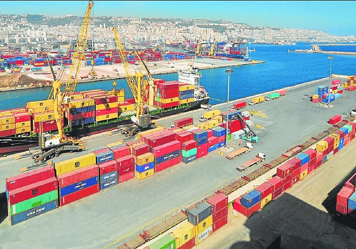 Uno de los muelles portuarios de Argel, donde desembarcaban contenedores murcianos antes de la crisis diplomática.