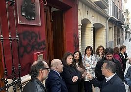 Dirigentes socialista en Cieza, frente a las pintadas realizadas en la fachada de la sede local del PSOE.