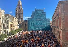 Protesta en la plaza Cardenal Belluga de Murcia, este domingo.