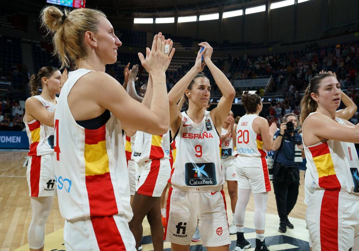 Las jugadoras de España, con Laura Gil en primer término, apaluden al público al final del partido.
