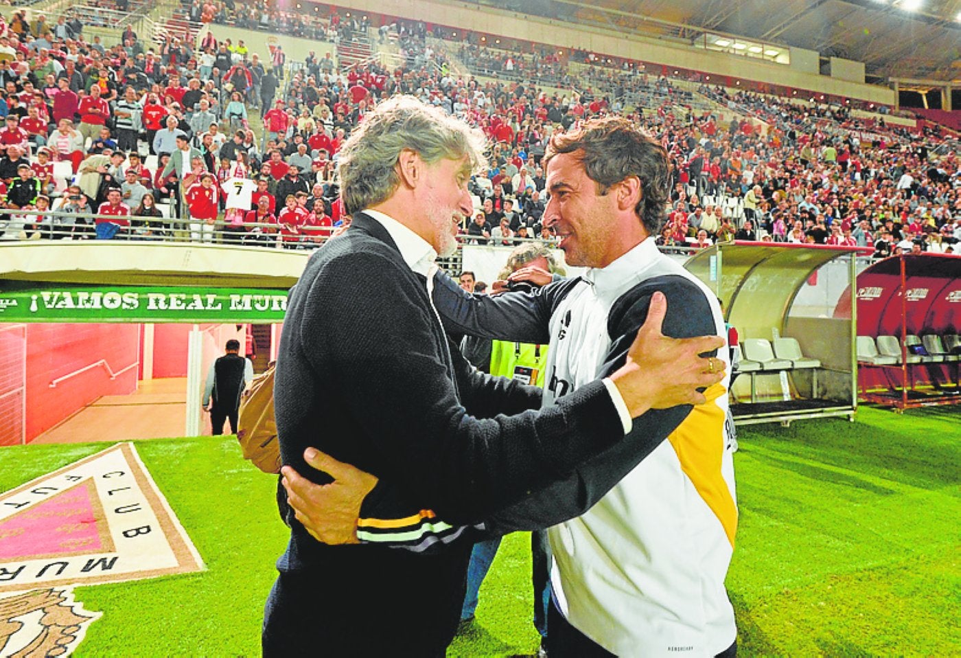 Pablo Alfaro y Raúl se saludan antes del partido.