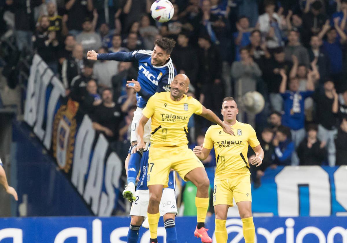 Mikel Rico salta junto a Camarasa a por el balón en el partido contra el Oviedo.