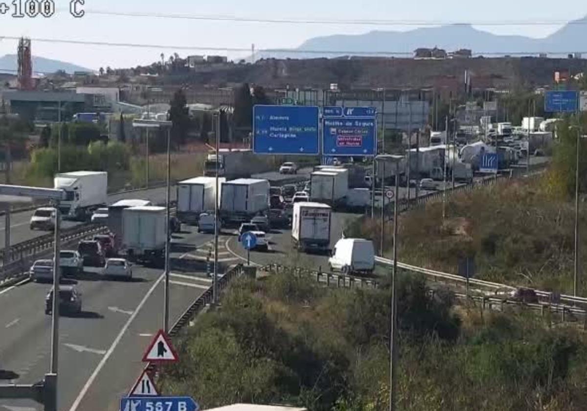 Atasco en el nudo de Espinardo tras el accidente del camión.