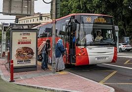 Un autobús, en una de las nuevas paradas de los carriles buses de Murcia.