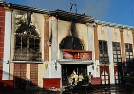Los bomberos trabajando tras el incendio en la discoteca Fonda Milagros, en una imagen de archivo.
