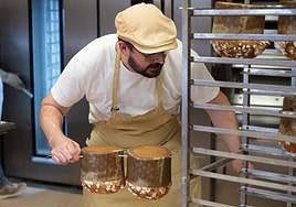 Javier Moreno cuelga los panettones recién salidos del horno.