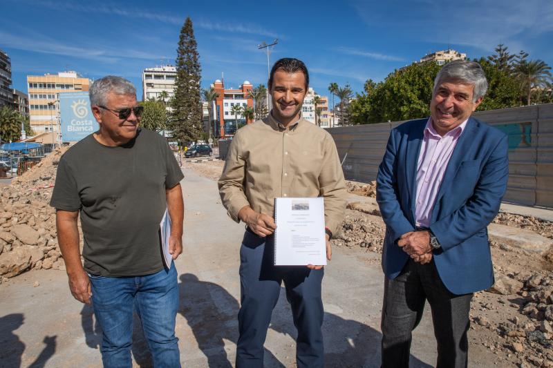 El alcalde, Eduardo Dolón (en el centro), sostiene en sus manos un informe sobre los resultados de la excavación del muelle.