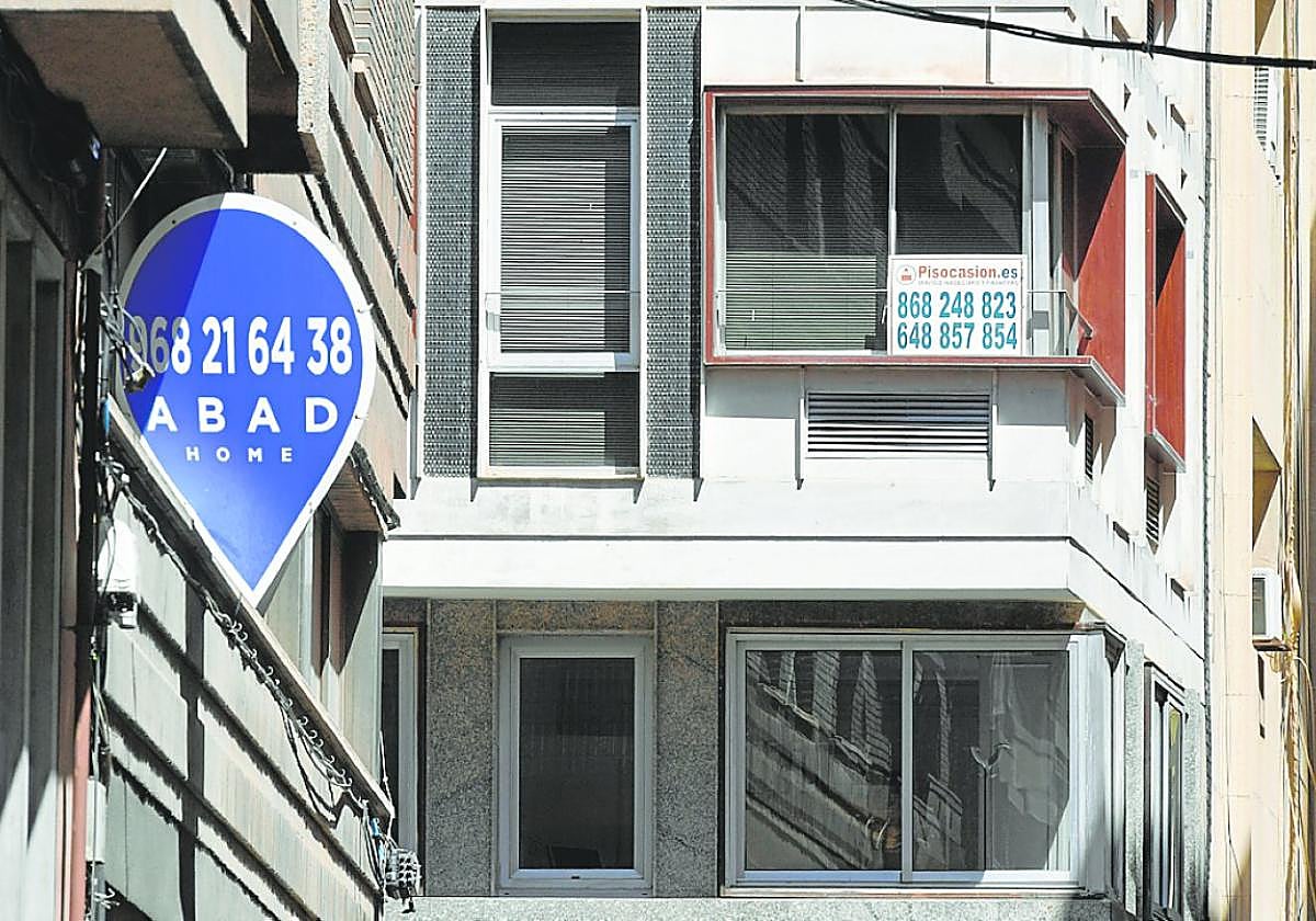 Dos inmobiliarias anuncian pisos en venta en el centro de Murcia.