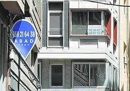 Dos inmobiliarias anuncian pisos en venta en el centro de Murcia.