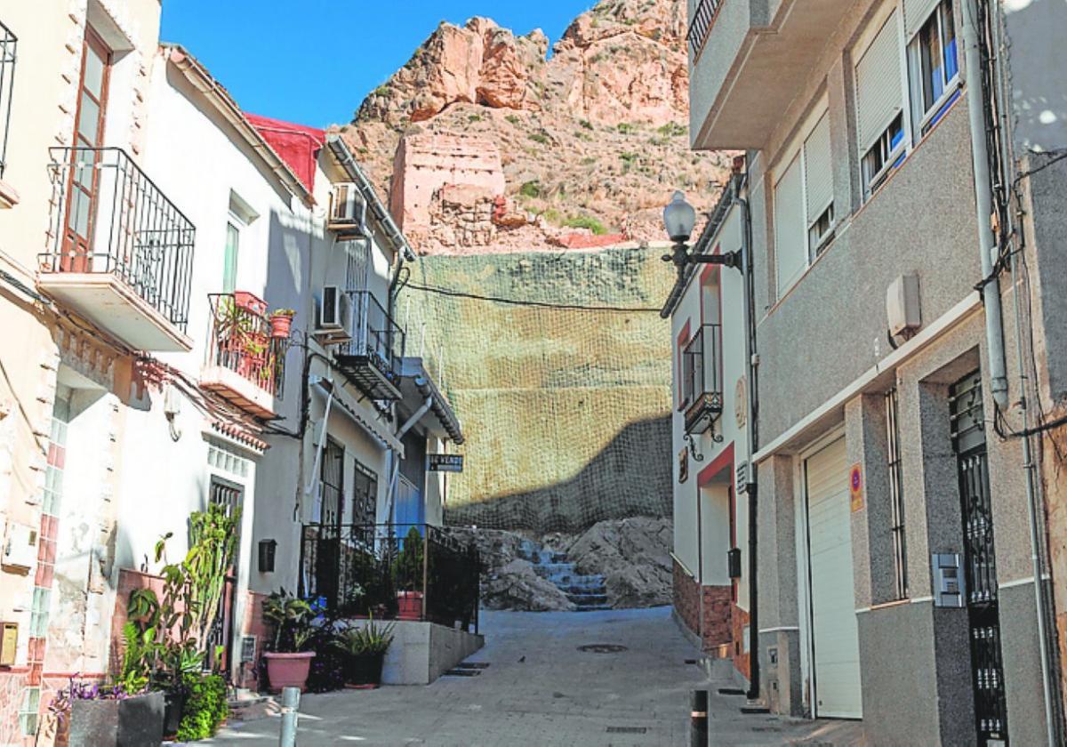 Calle Torreta, con el castillo en lo alto.