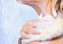 Un farmacéutico acaba con el debate de si es mejor utilizar esponja o no para ducharse.