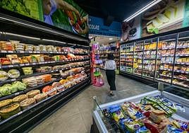 Una mujer en un supermercado en una imagen de archivo.