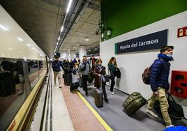 Viajeros del AVE a su llegada a la estación Murcia del Carmen.