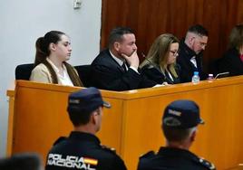 Natalia M., junto a su letrado, Antonio Casado Mena; y Agustín M., junto a su abogada, María Dolores Rodríguez, este lunes en el banquillo de la Audiencia, en Cartagena.