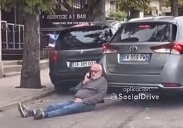 El surrealista enfrentamiento entre un señor y el conductor de un coche por un aparcamiento.