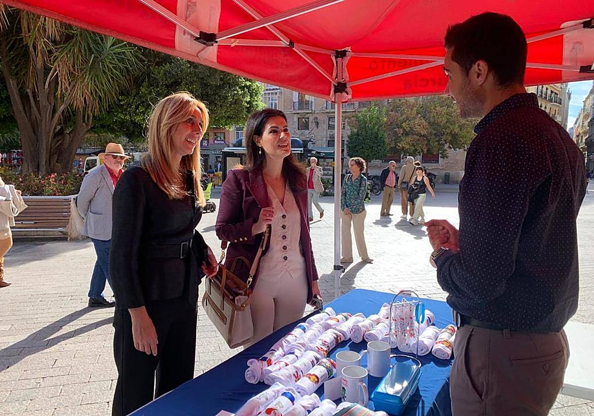 Pilar Torres y Miriam Guardiola en una caseta informativa, este martes.