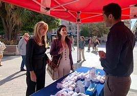 Pilar Torres y Miriam Guardiola en una caseta informativa, este martes.