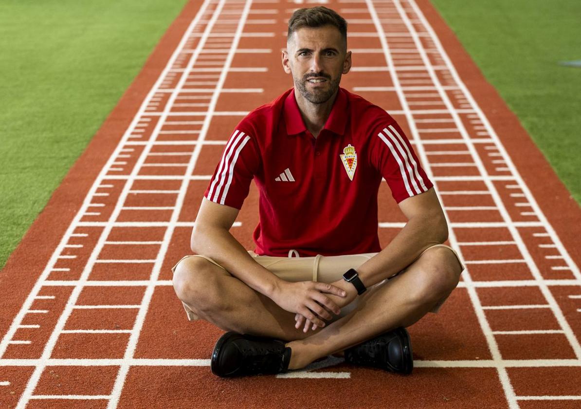 Manu García, portero del Real Murcia, posa en el gimnasio del estadio Enrique Roca, ayer.