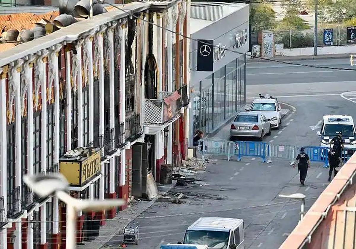 Agentes en la zona del incendio de las discotecas de Atalayas, días posteriores a la tragedia.